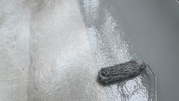 塗装ローラーを使って防水作業